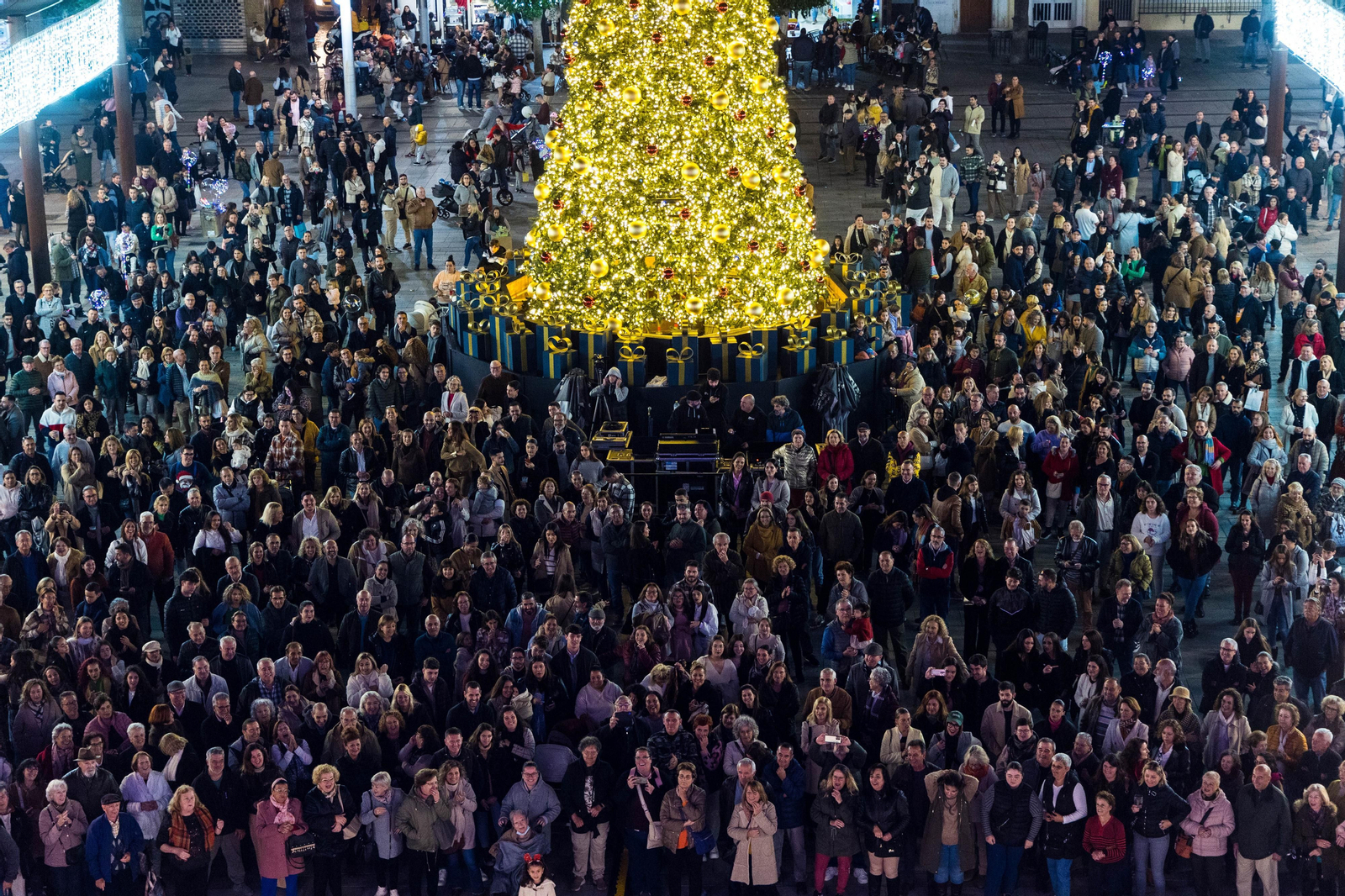 Público en la plaza del Rey durante la celebración de una de las zambombas 'oficiales' el año pasado