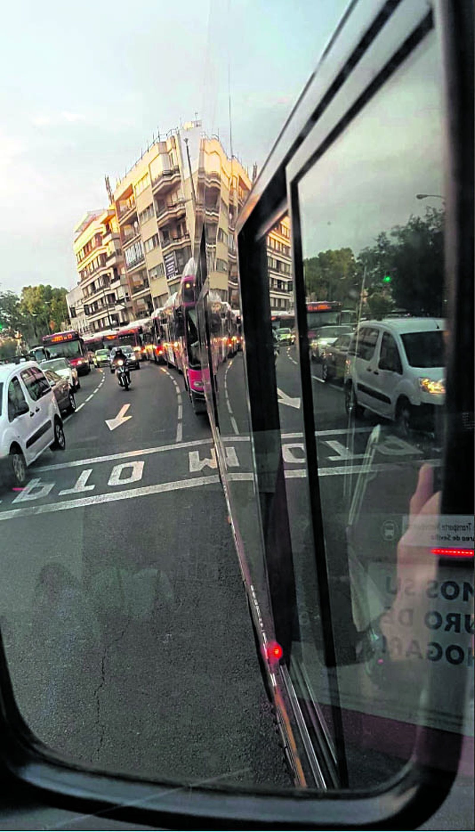 Autobuses parados en la ronda histórica el miércoles.