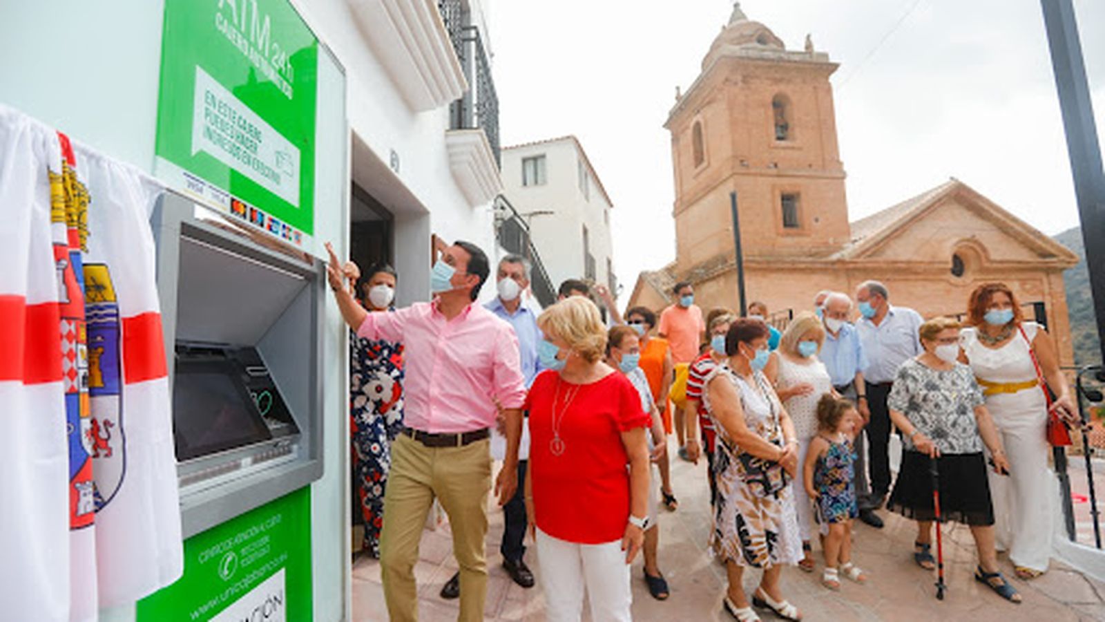 El expresidente de Diputación, Javier Aureliano García, y la alcaldesa de Laroya, Dolores Moreno, durante la inauguración en 2021 del cajero automático.