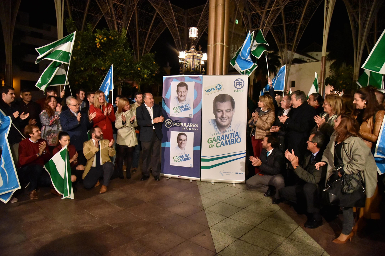 Pegada de carteles en el inicio de la campaña electoral a las elecciones andaluzas