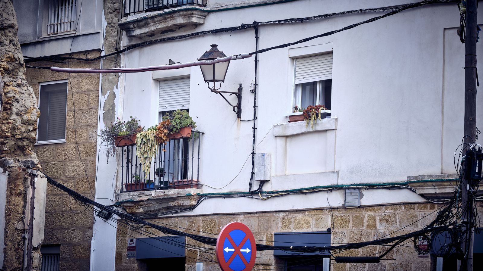 Cables cubriendo una fachada de Cádiz.