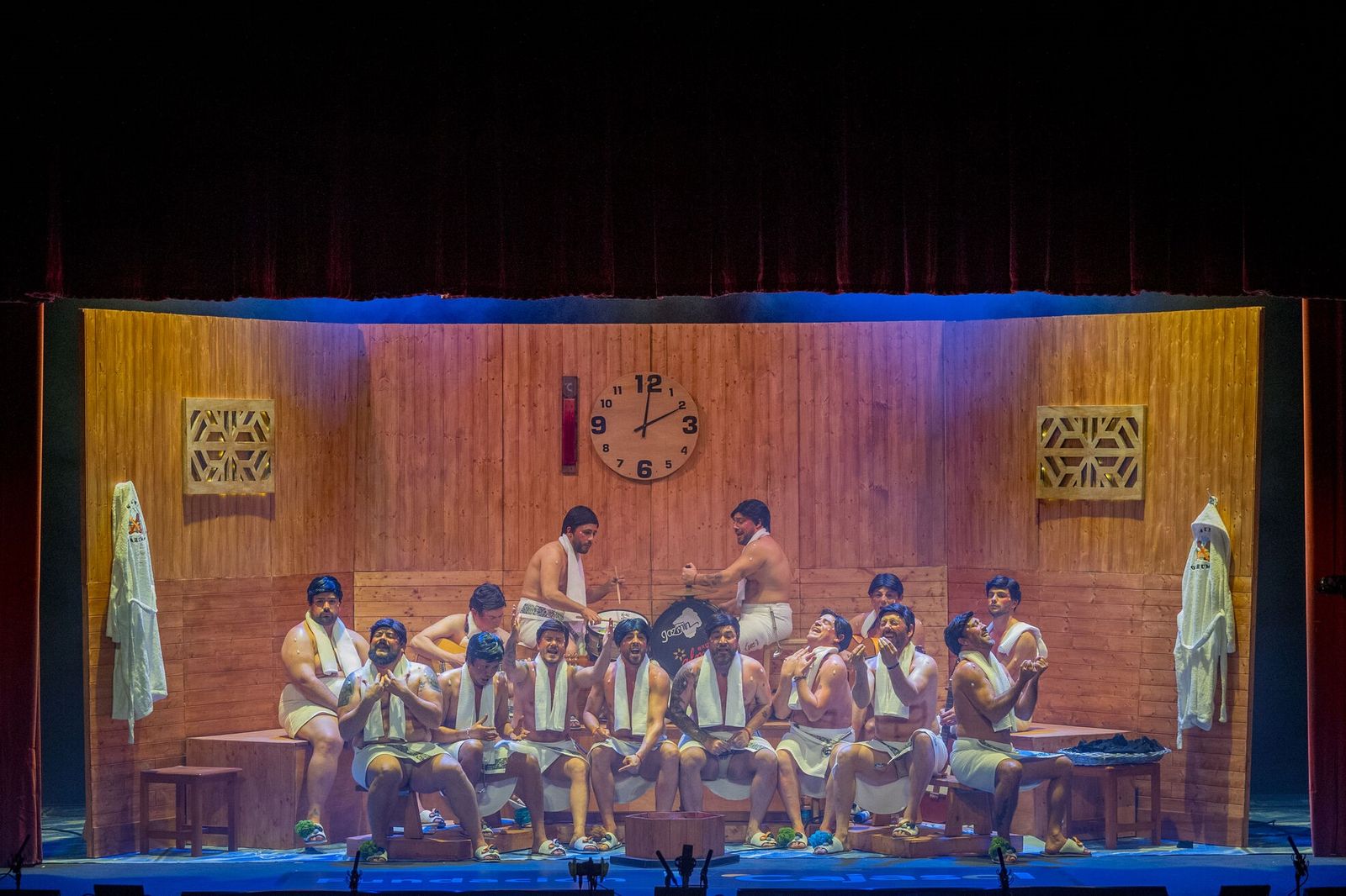 Escenografía de la chirigota 'Los ahumaos' que llegó este lunes desde Roquetas de Mar