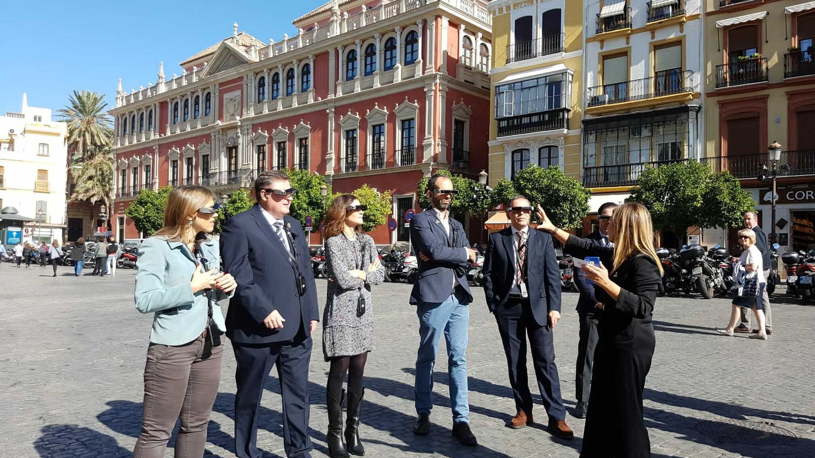 Elena Luque, directora de Past View, explica a los usuarios lo que observan en la realidad alternativa.