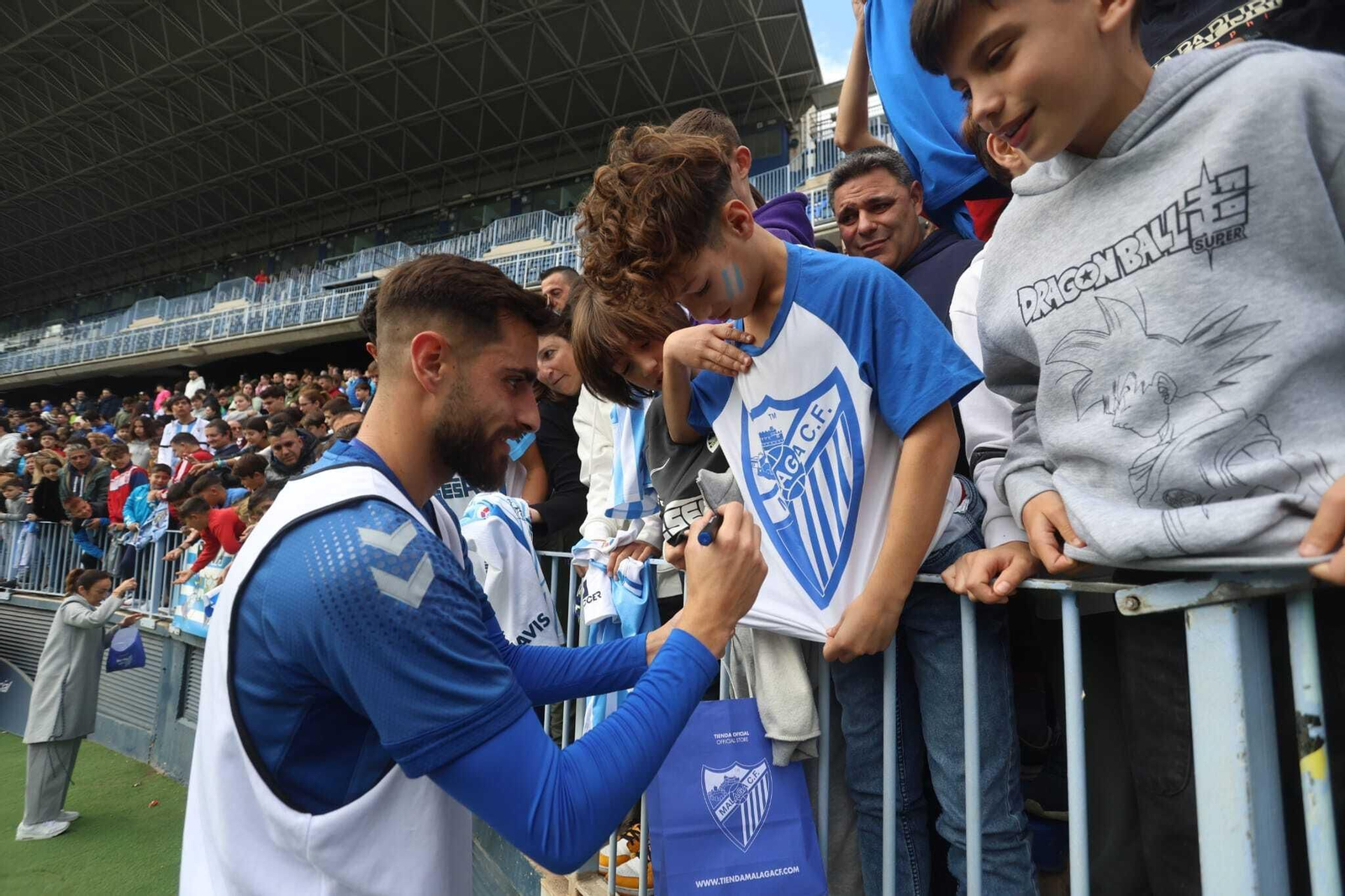 Miles de malaguistas apoyan al equipo en la víspera de Reyes