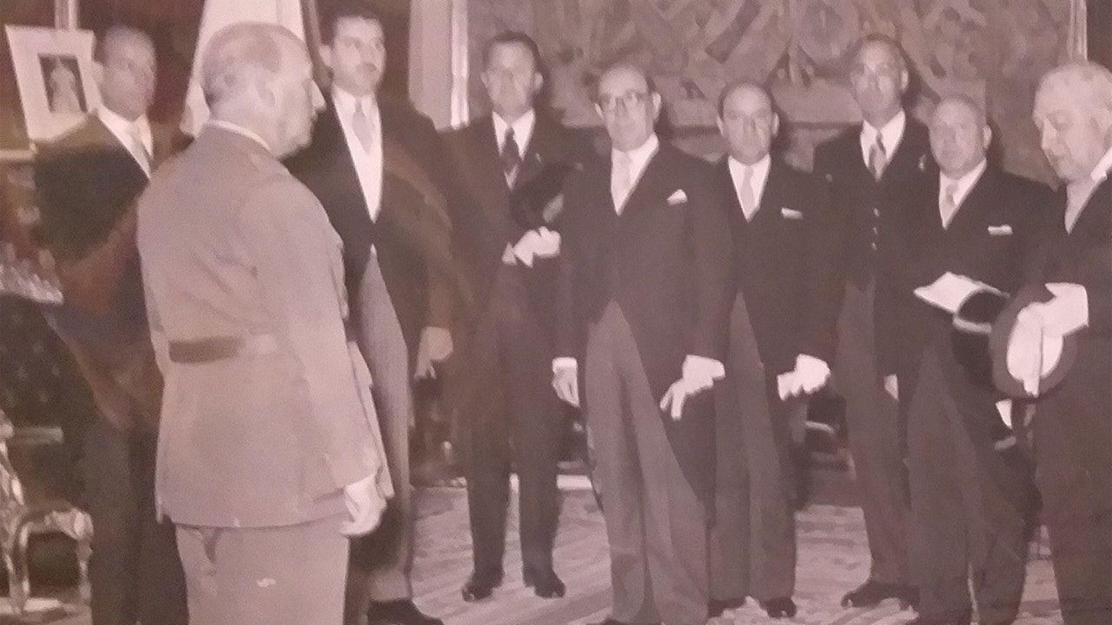 El abuelo del supuesto obispo junto a Francisco Franco. El abuelo del supuesto obispo junto a Francisco Franco.