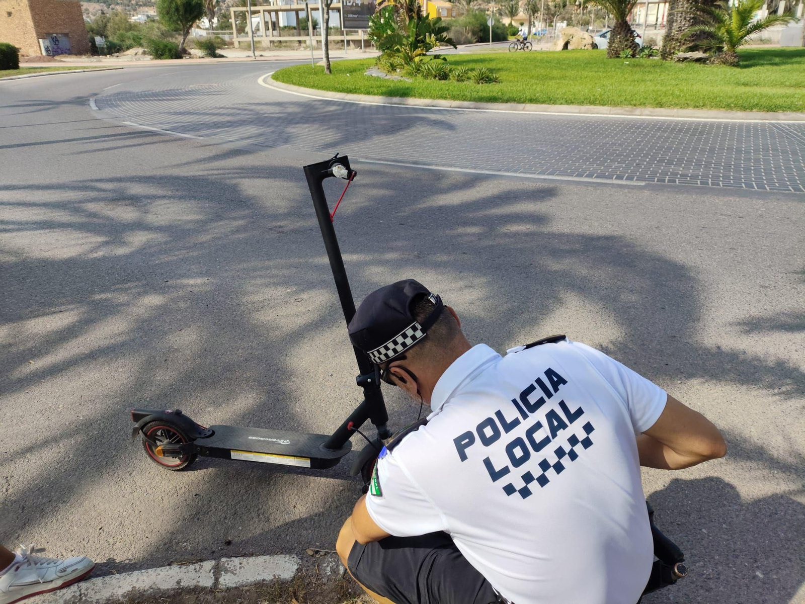 La Policía Local de El Ejido realiza su campaña de control de uso de los patinetes eléctricos.