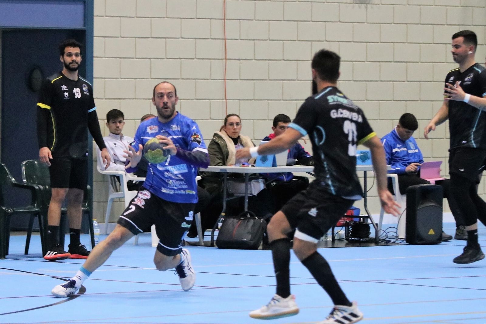 Un jugador azulino trata de esquivar a un rival durante un encuentro de esta temporada.