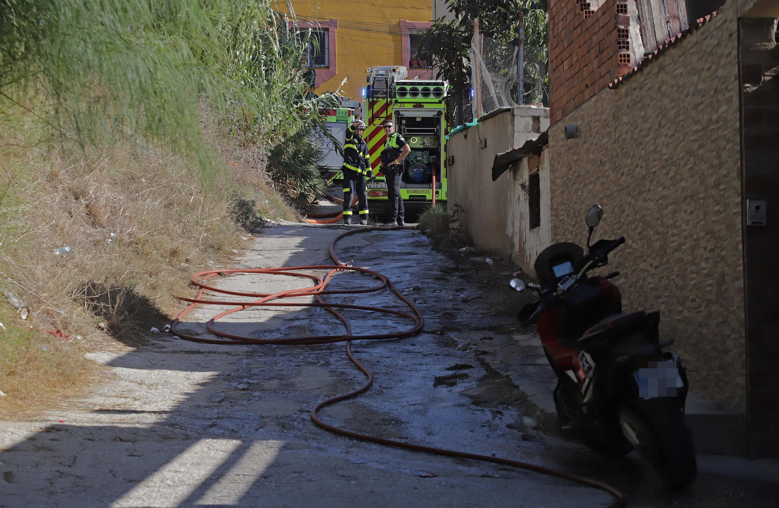 Fotos del incendio cercano al Bahía Park en la calle Sardina de Algeciras