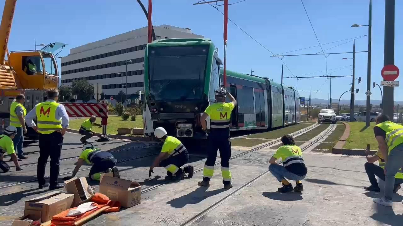 Trabajos de arreglo del tren del Metro de Granada accidentado en el PTS