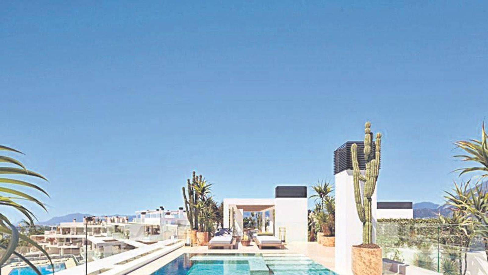 Las piscinas privadas son uno de los equipamientos estrella en los residenciales de Marbella. 