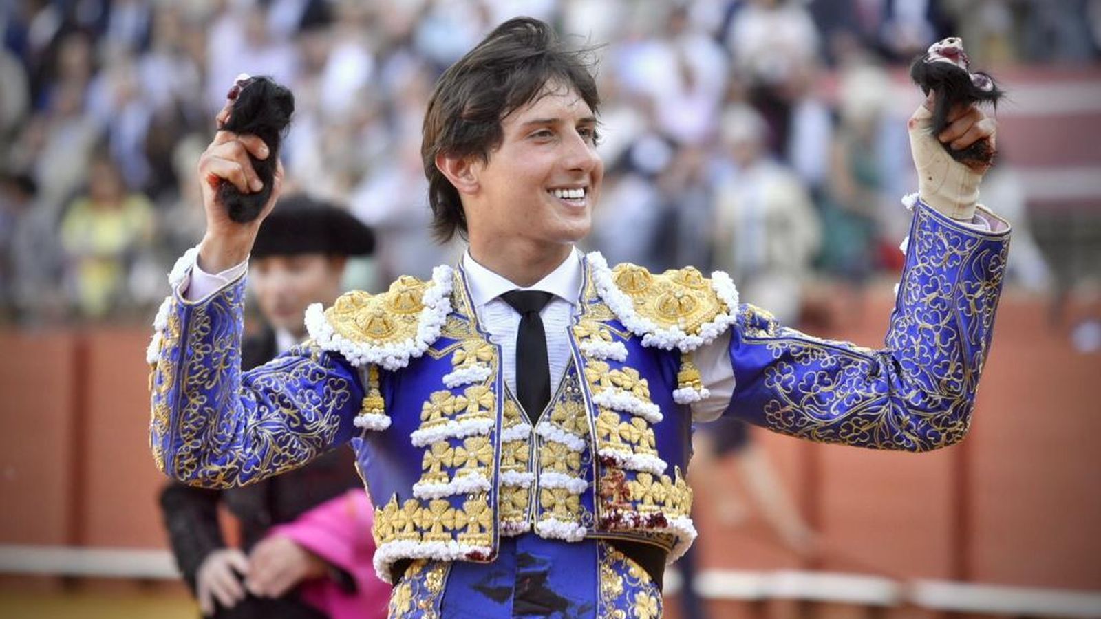 Roca Rey con las dos orejas cortadas a su primer toro.
