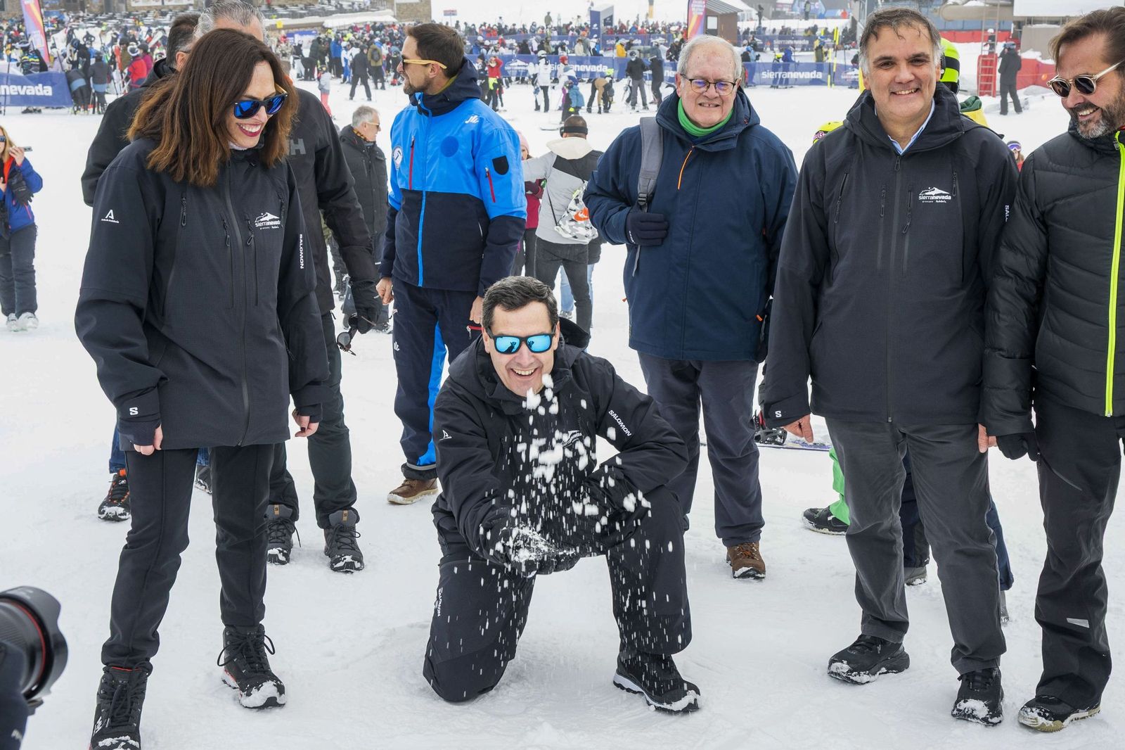 Juanma Moreno juega con la nieve acompañado por Rocío Díaz, Antonio Ayllón, Jesús Ibáñez y Antonio Granados