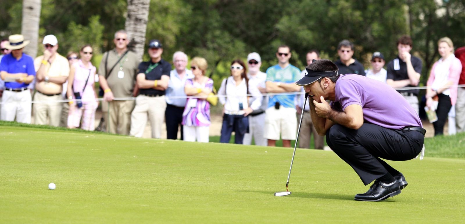 Álvaro Quirós observa la caída de la bola en un 'green'.