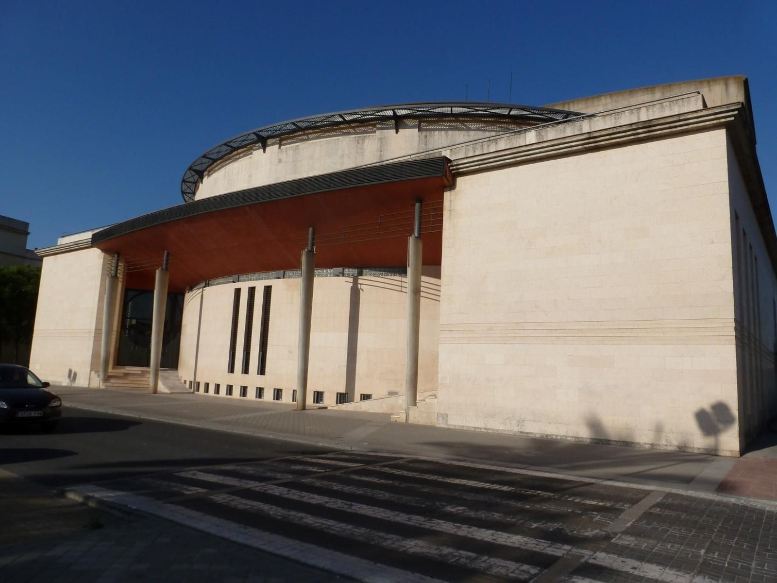 El teatro municipal Alcalde Juan Manuel Santana.