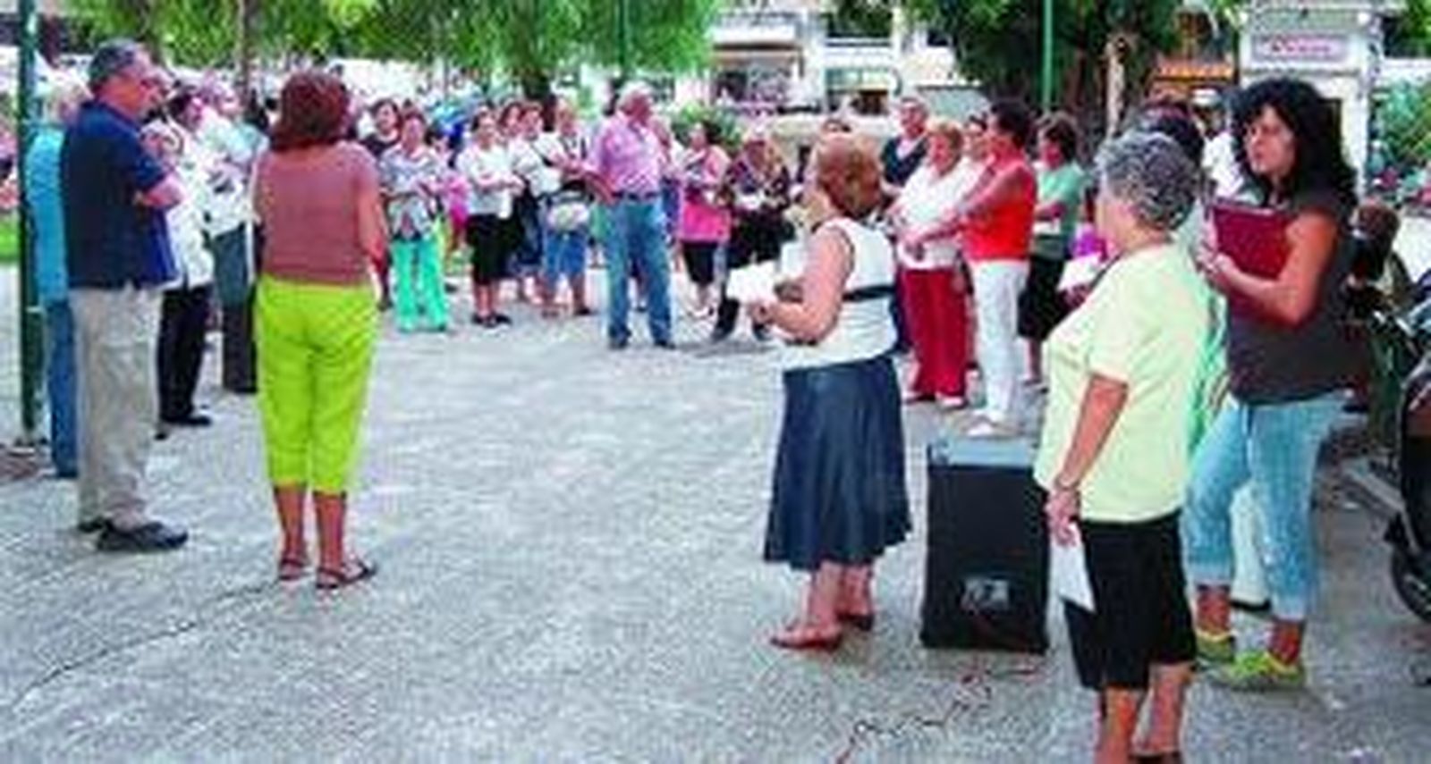 Asamblea que los vecinos tuvieron que hacer en la calle.