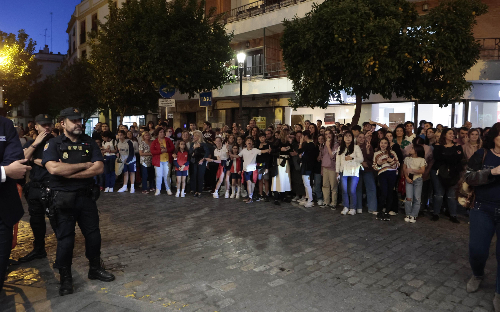 Grammys Latinos en Sevilla, la espera en la puerta de los hoteles