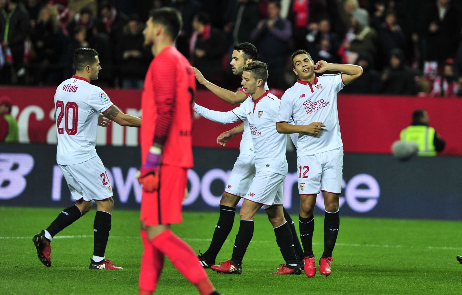 Los jugadores sevillistas se felicitan.