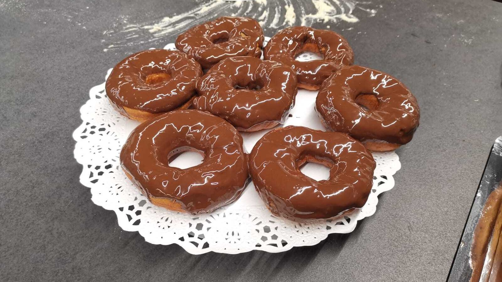 Donuts de chocolate elaborados.