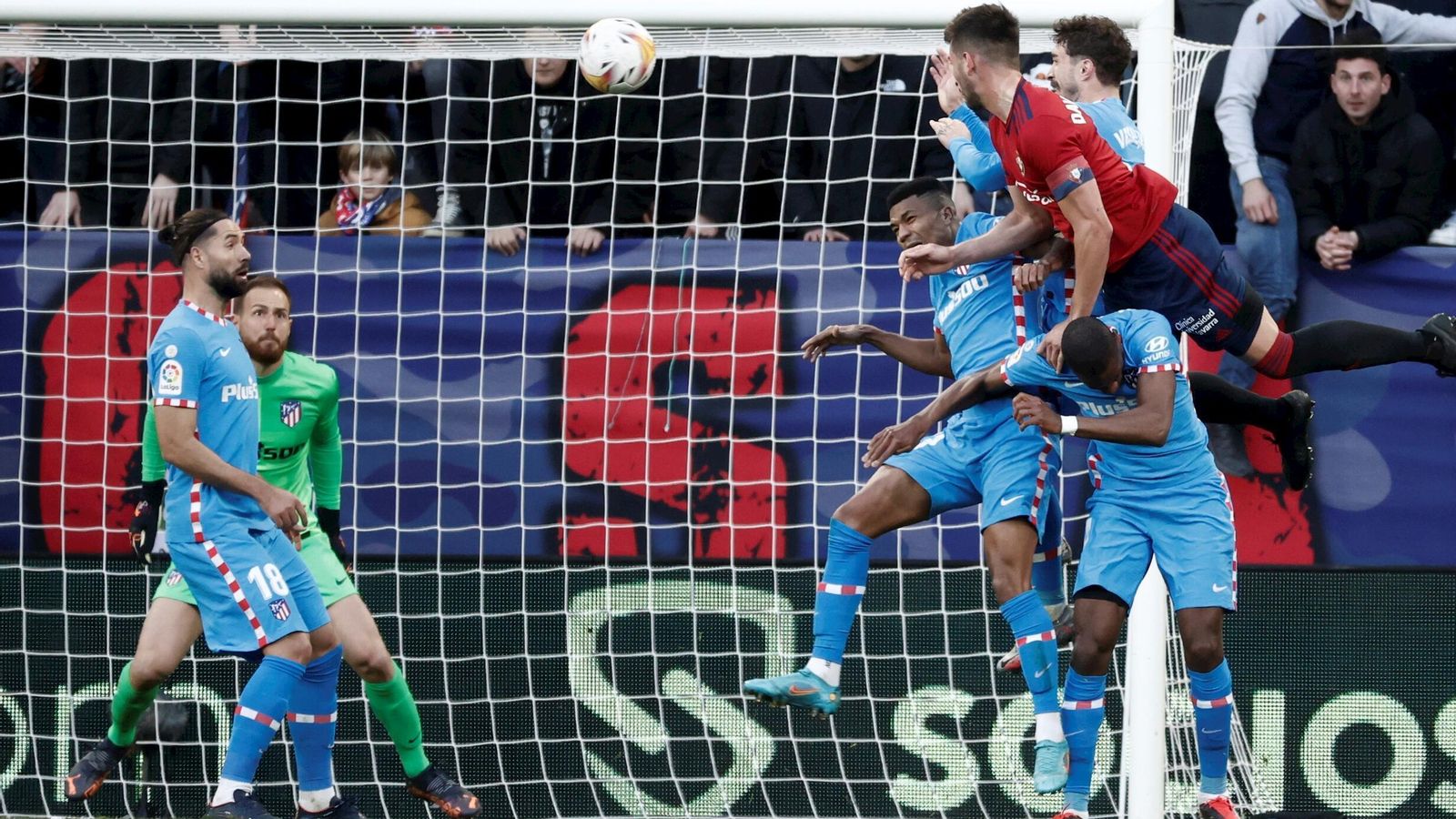 David García se impone en el juego aéreo a varios futbolistas del Atlético de Madrid.