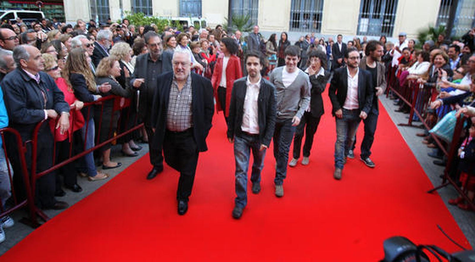 Imanol Uribe encabeza el equipo representante de la película a su llegada, ayer, al Teatro Villamarta, ante la expectación de los jerezanos.  Foto: Miguel Angel Gonzalez