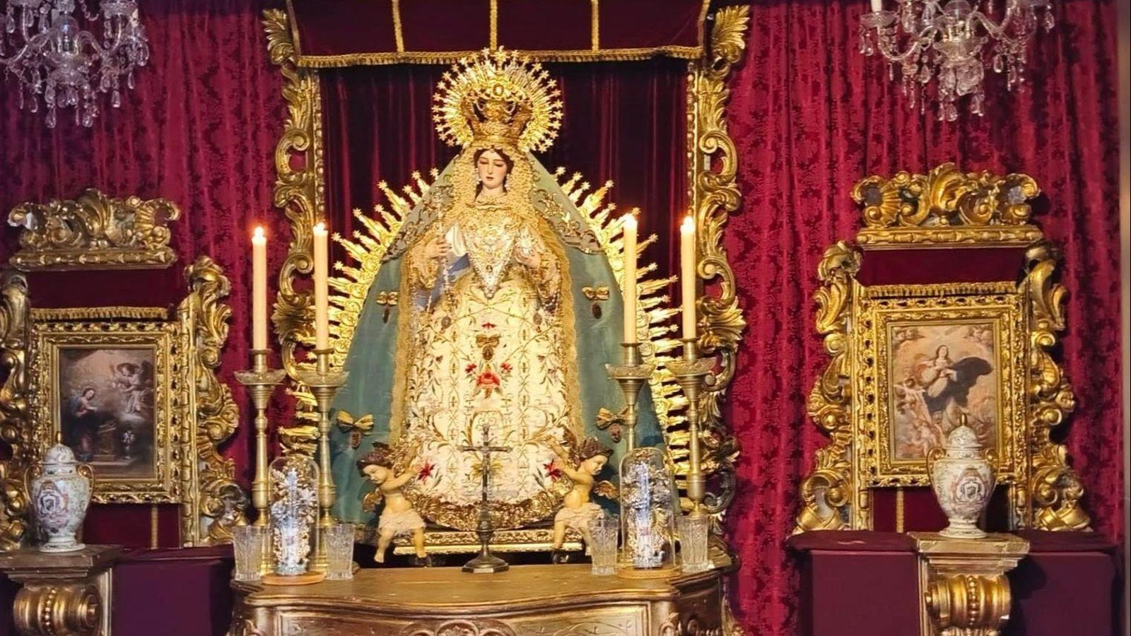 Interior de la capilla donde recibe culto la imagen.