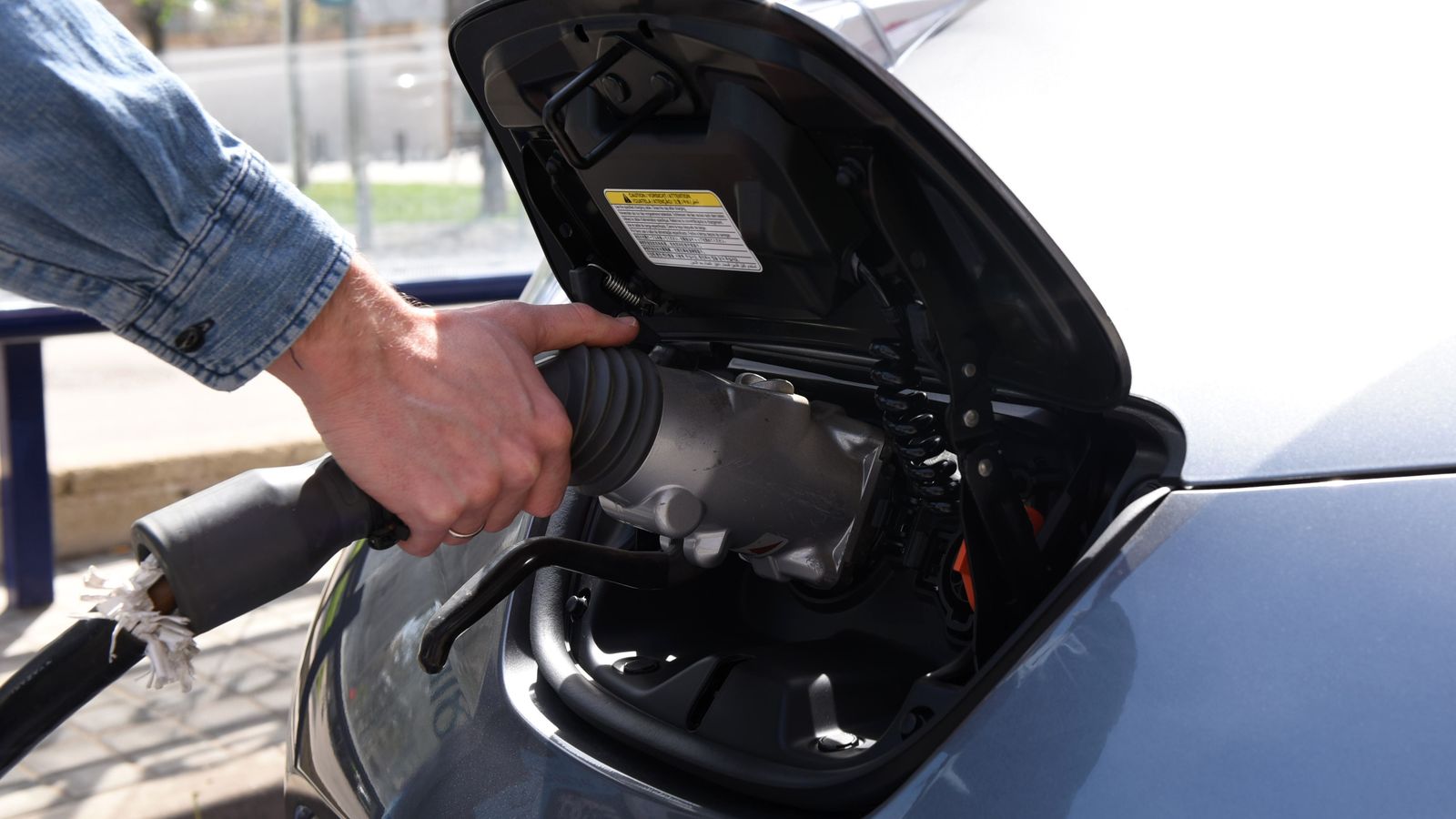 Entre enero y julio se han vendido 5.500 coches eléctricos e híbridos enchufables.