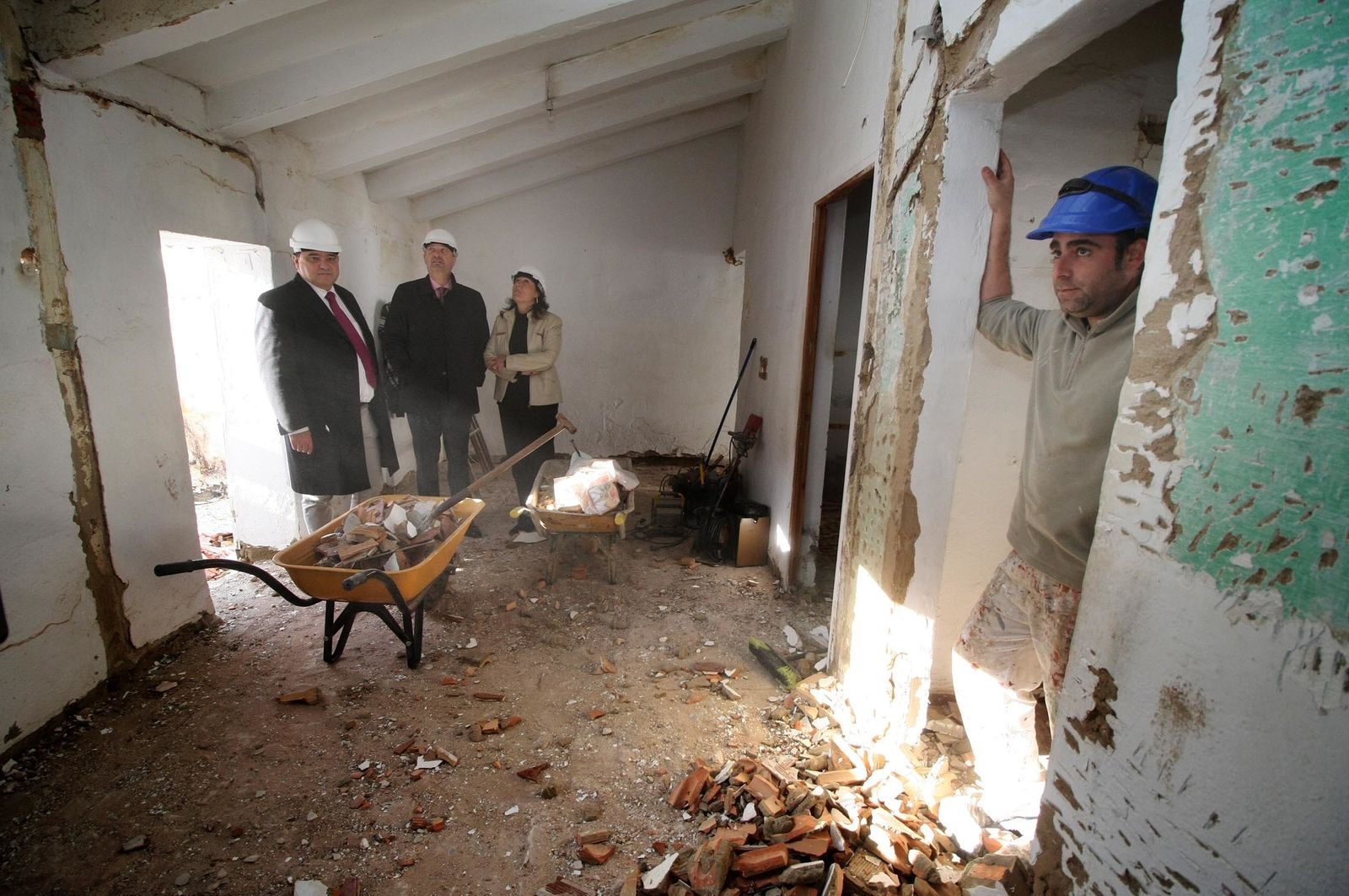 La visita del alcalde a las obras de rehabilitación de las viviendas de Pérez Cubillas, en imágenes