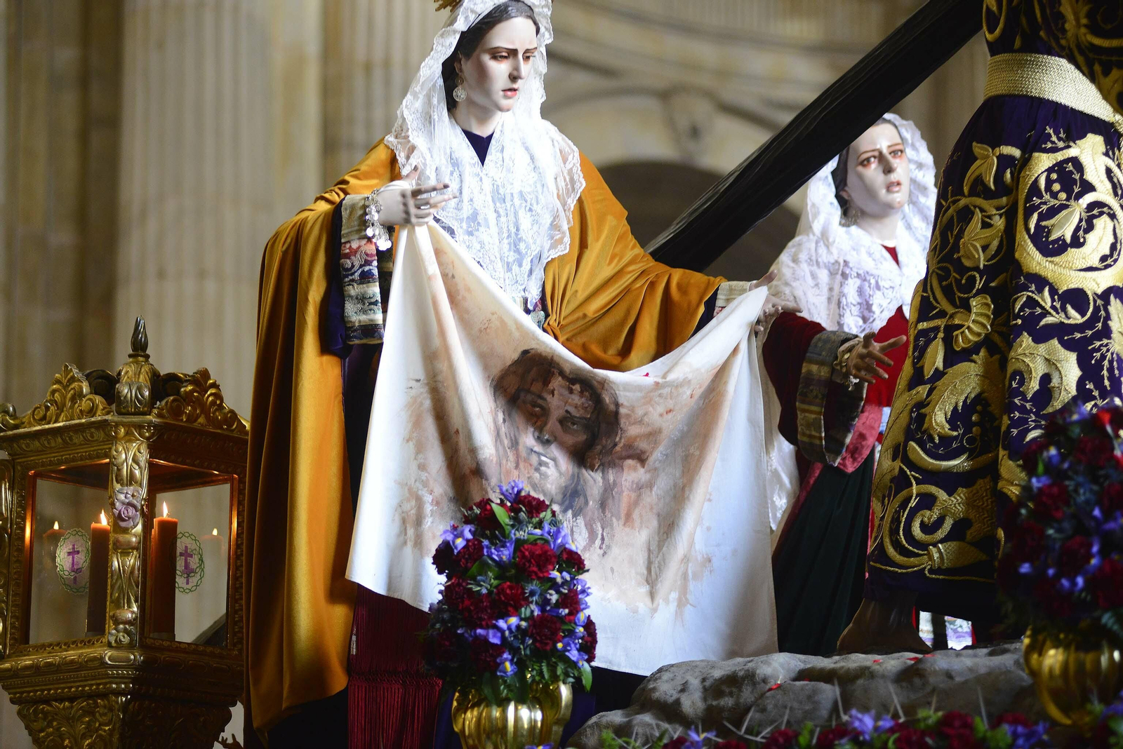 La Verónica de Sanidad luciendo el paño que Antonio Álvarez del Pino le ha regalado para que procesione este año.