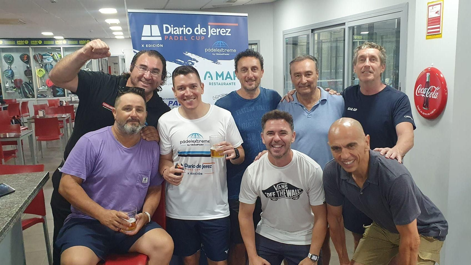 Varios jugadores de la Pádel Cup Diario de Jerez posan juntos tras disputar sus partidos.