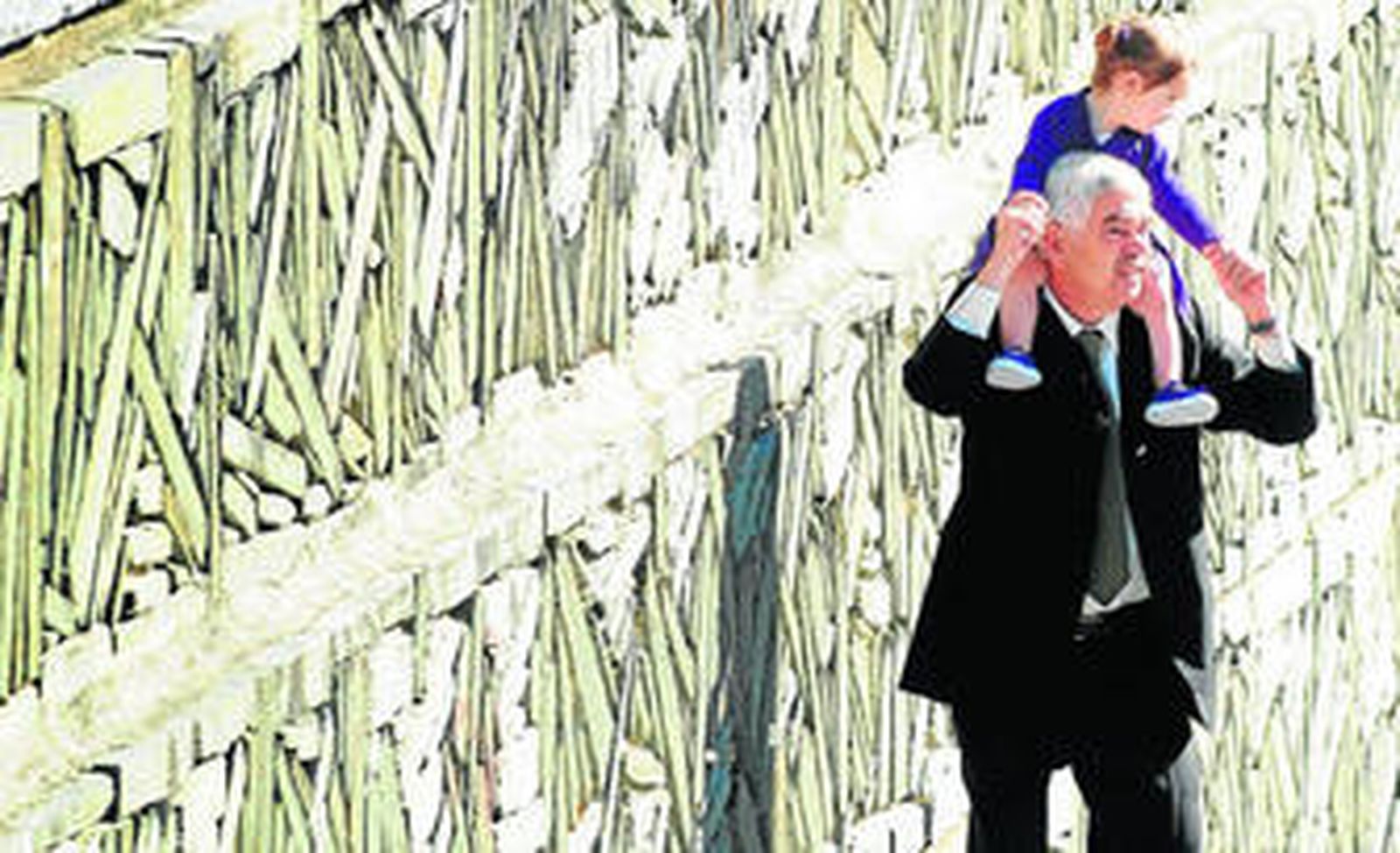 Pasqual Maragall, ayer en San Sebastián, con su nieta Maya.