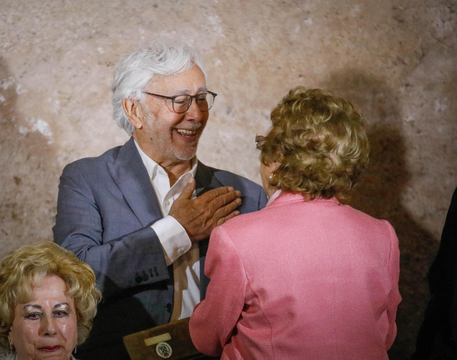 Entrega de Anagrama de Oro y Brillantes de la Ciudad de Almería a Andrés Caparrós en imágeness