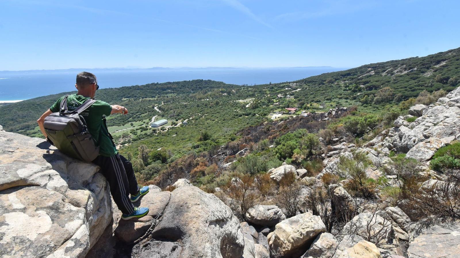 Chan señala la zona quemada con la ensenada de Bolonia al fondo. Chan señala la zona quemada con la ensenada de Bolonia al fondo.