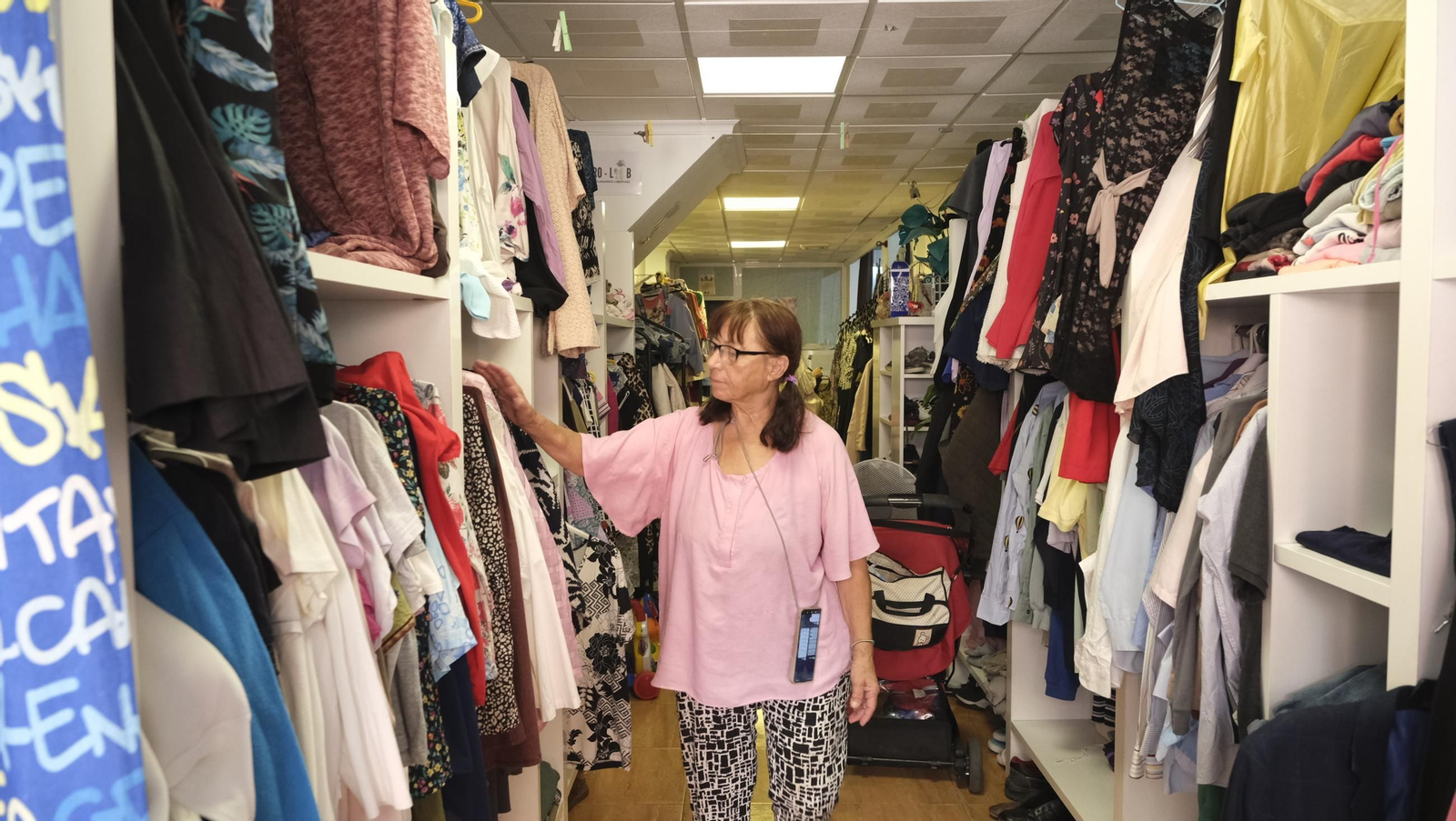 Las imágenes de la asociación que regala libros y ropa a las personas sin hogar en El Zapillo