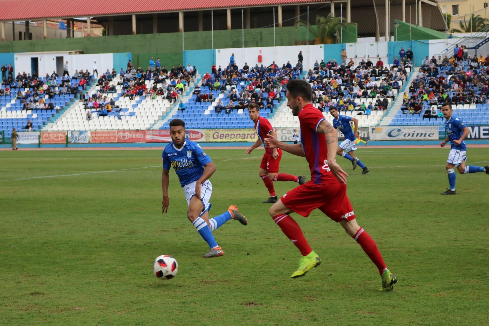 Iago Díaz intenta marcharse en velocidad de Otegui en un momento del encuentro de ayer en Melilla.