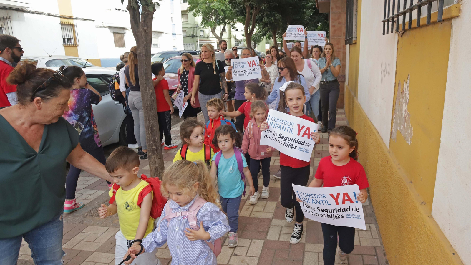 Fotos de las protestas de padres y alumnos del CEIP Isabel la Católica en La Línea