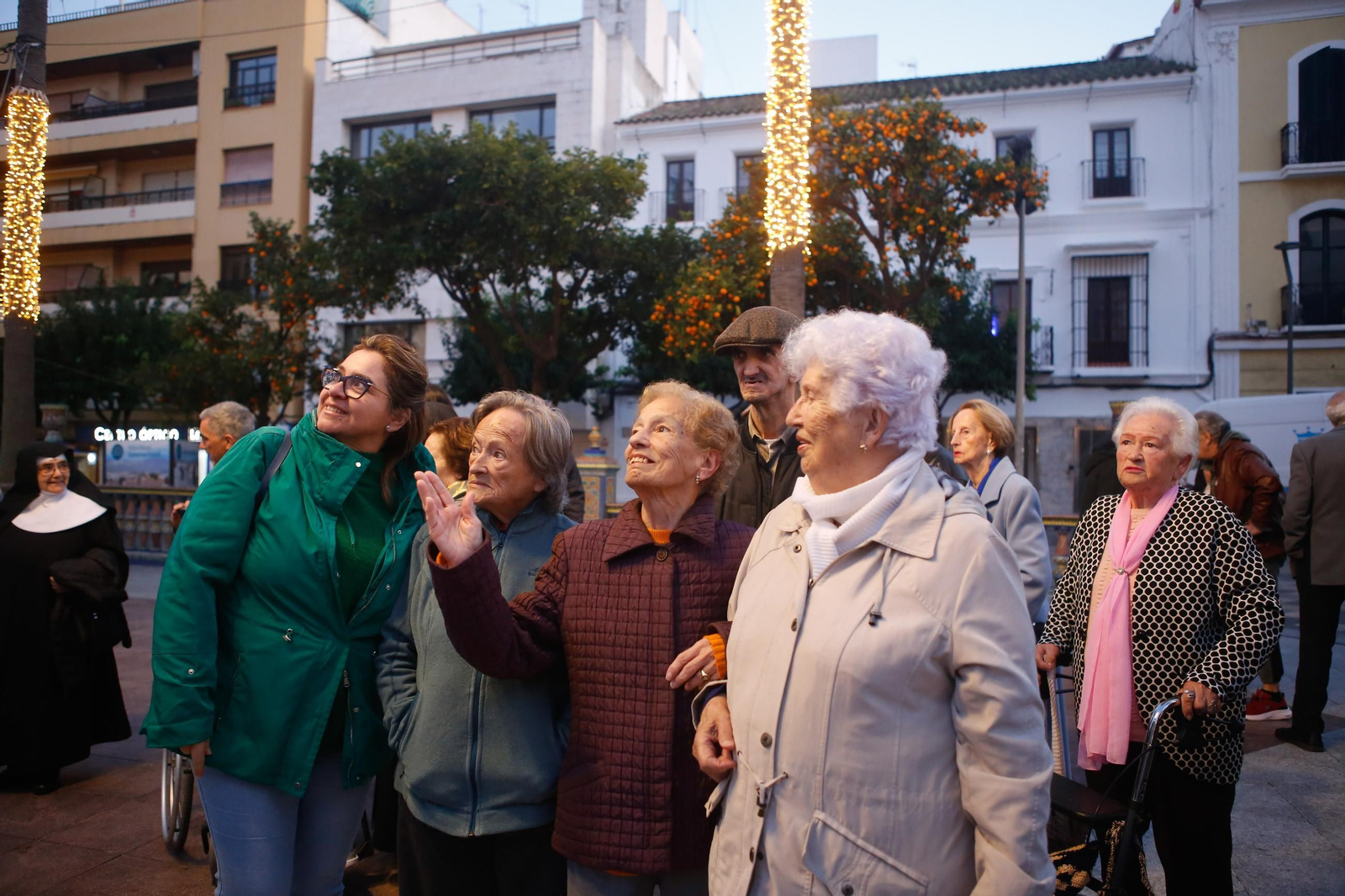 Las fotos del paseo en taxi al alumbrado de Navidad de Algeciras para los mayores