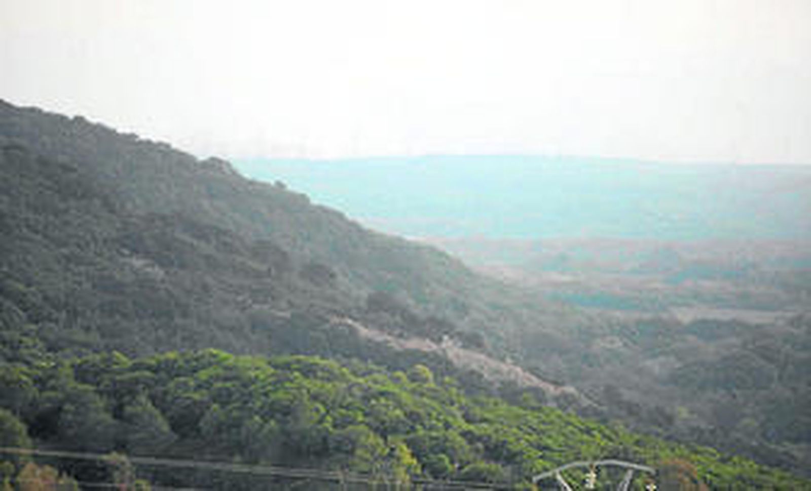 Imagen de la Almoraima, con Gibraltar al fondo.