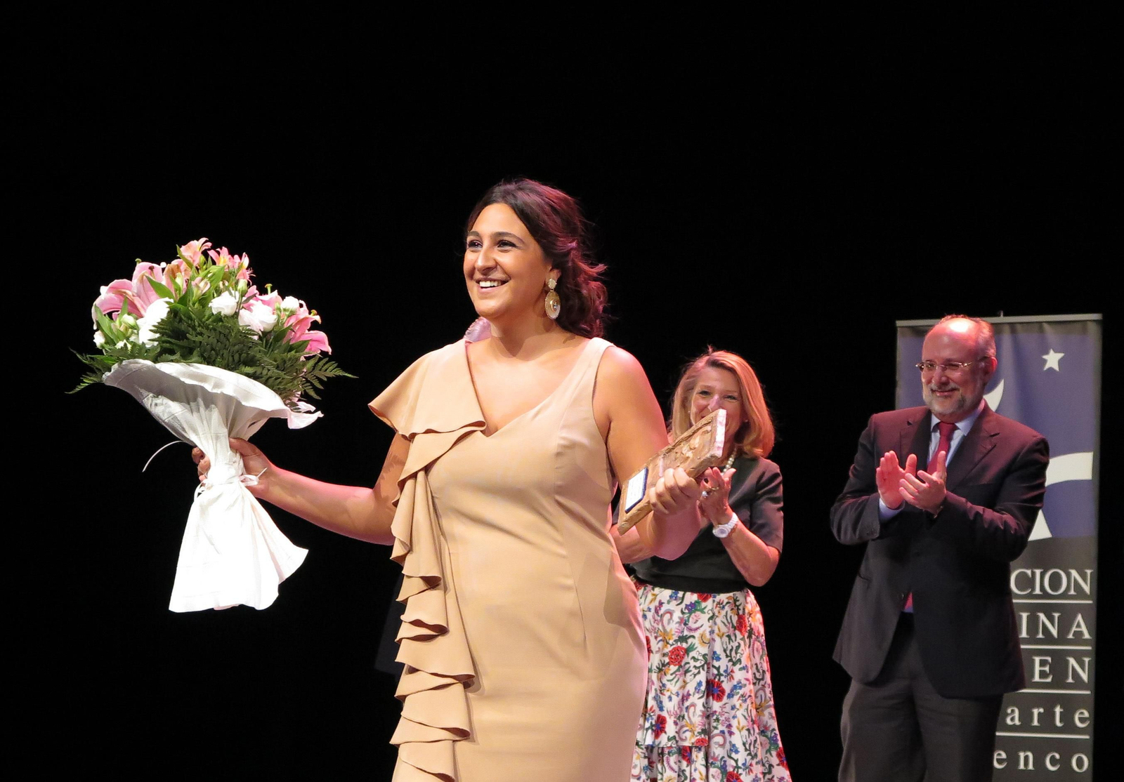 La cantaora jerezana Lela Soto 'Sorrdera' tras recoger su premio en el Teatro Central de Sevilla el pasado martes.