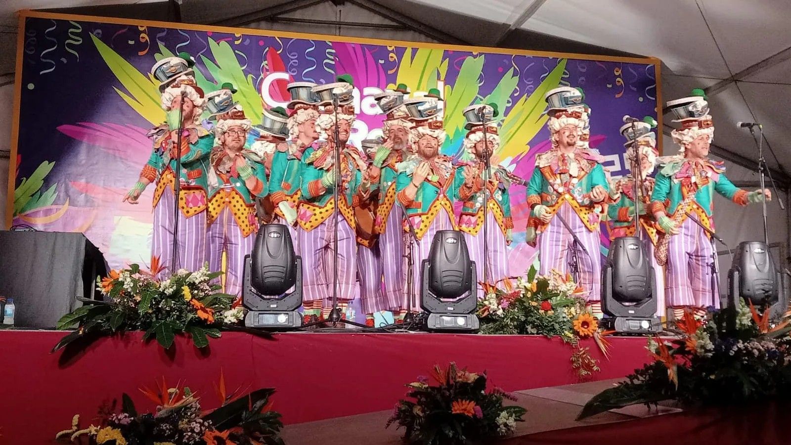 Actuación carnavalesca en la carpa de Rota en el Carnaval 2025.