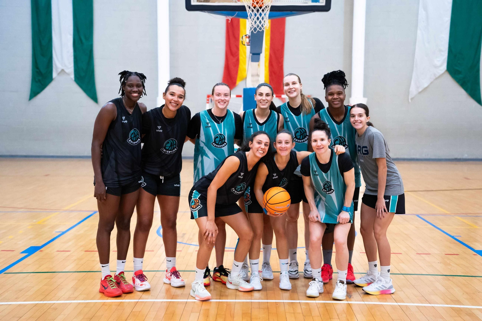 El equipo posa junto