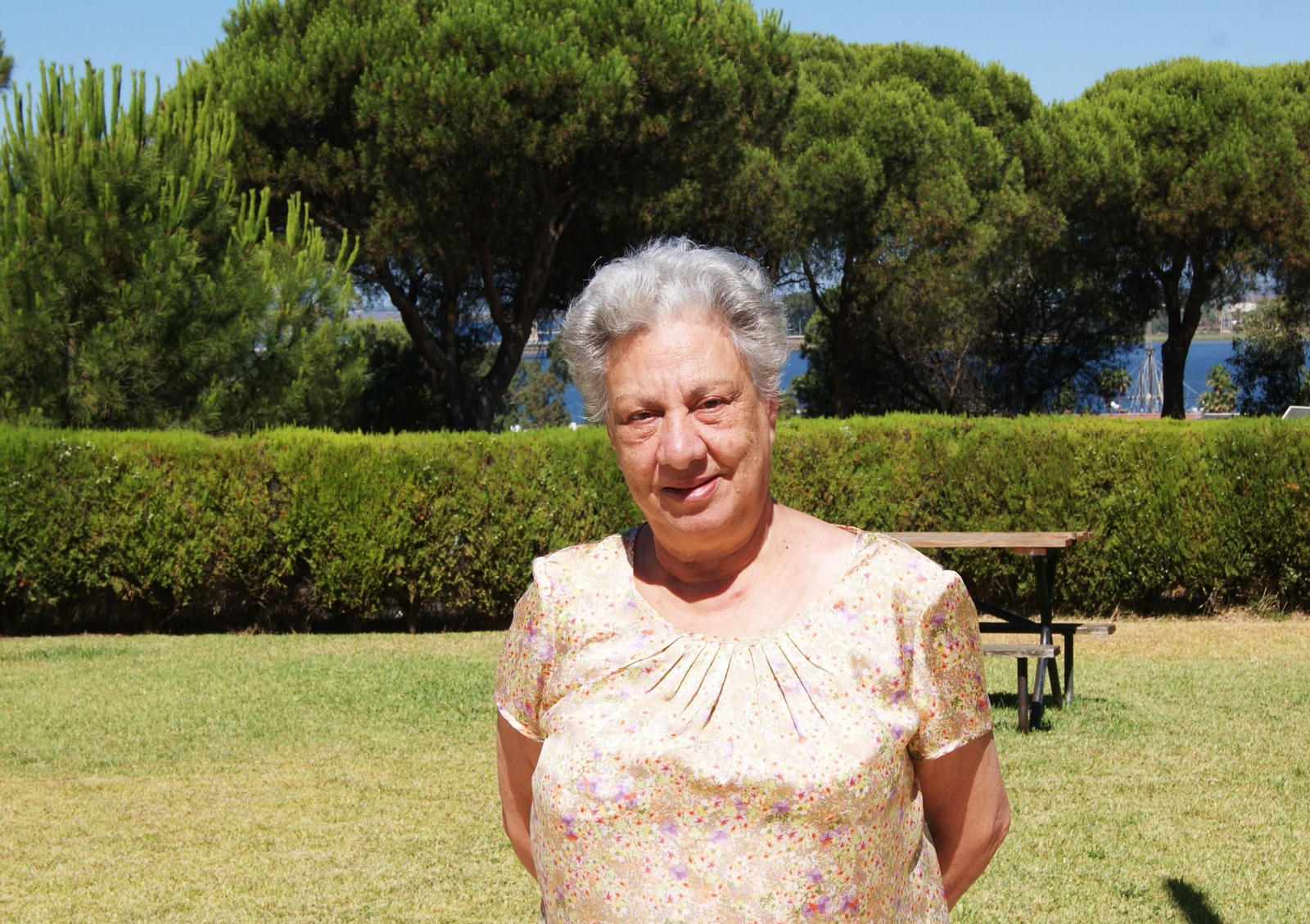 Nagwa Mehrez posa en los jardines exteriores de La Rábida.