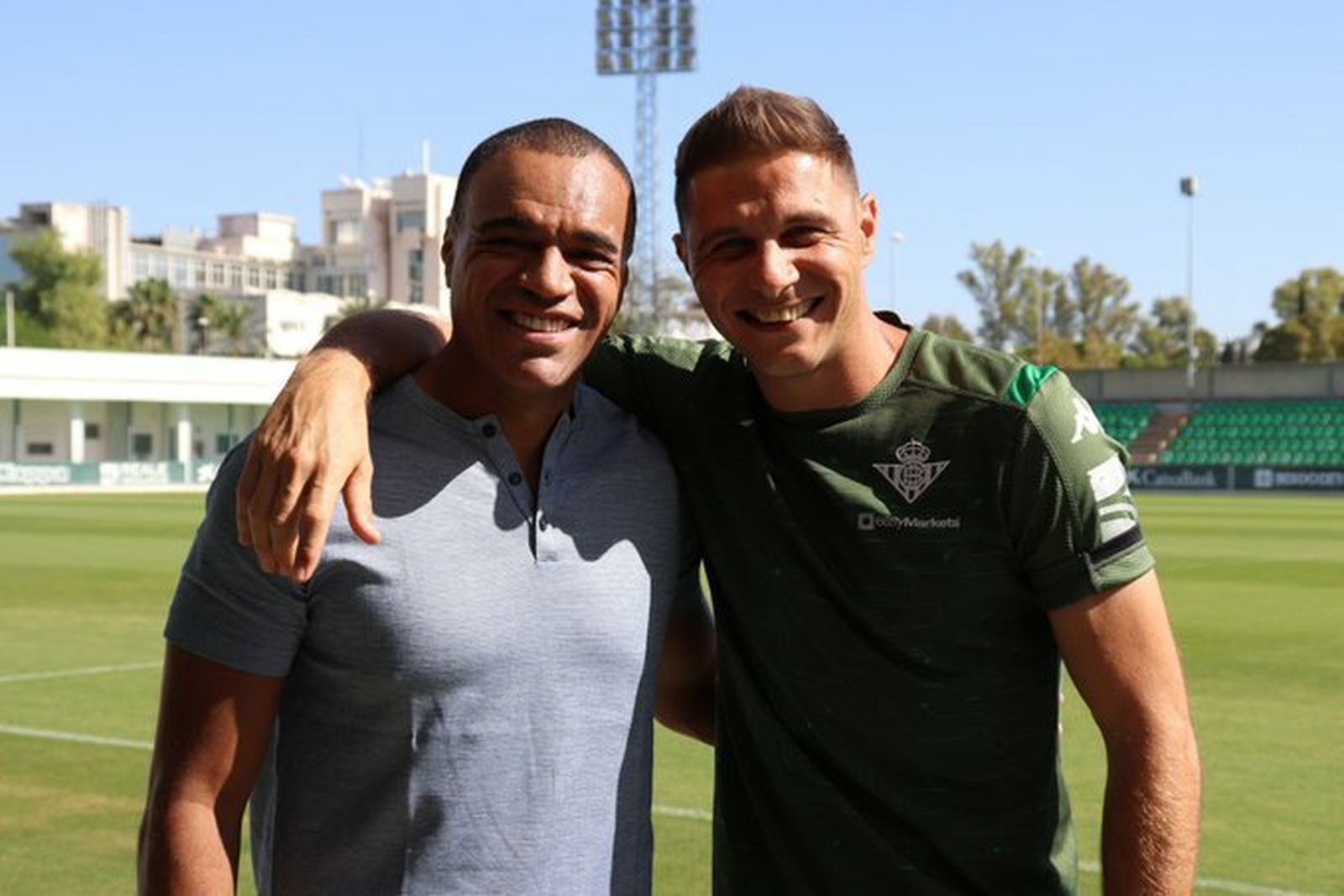 Denilson y Joaquín posan juntos en la ciudad deportiva.