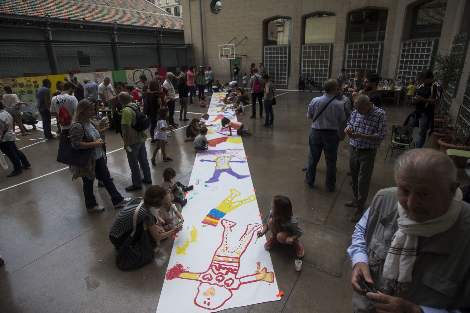 Actividad organizada por padres en un colegio de Barcelona para no cerrarlo el fin de semana.
