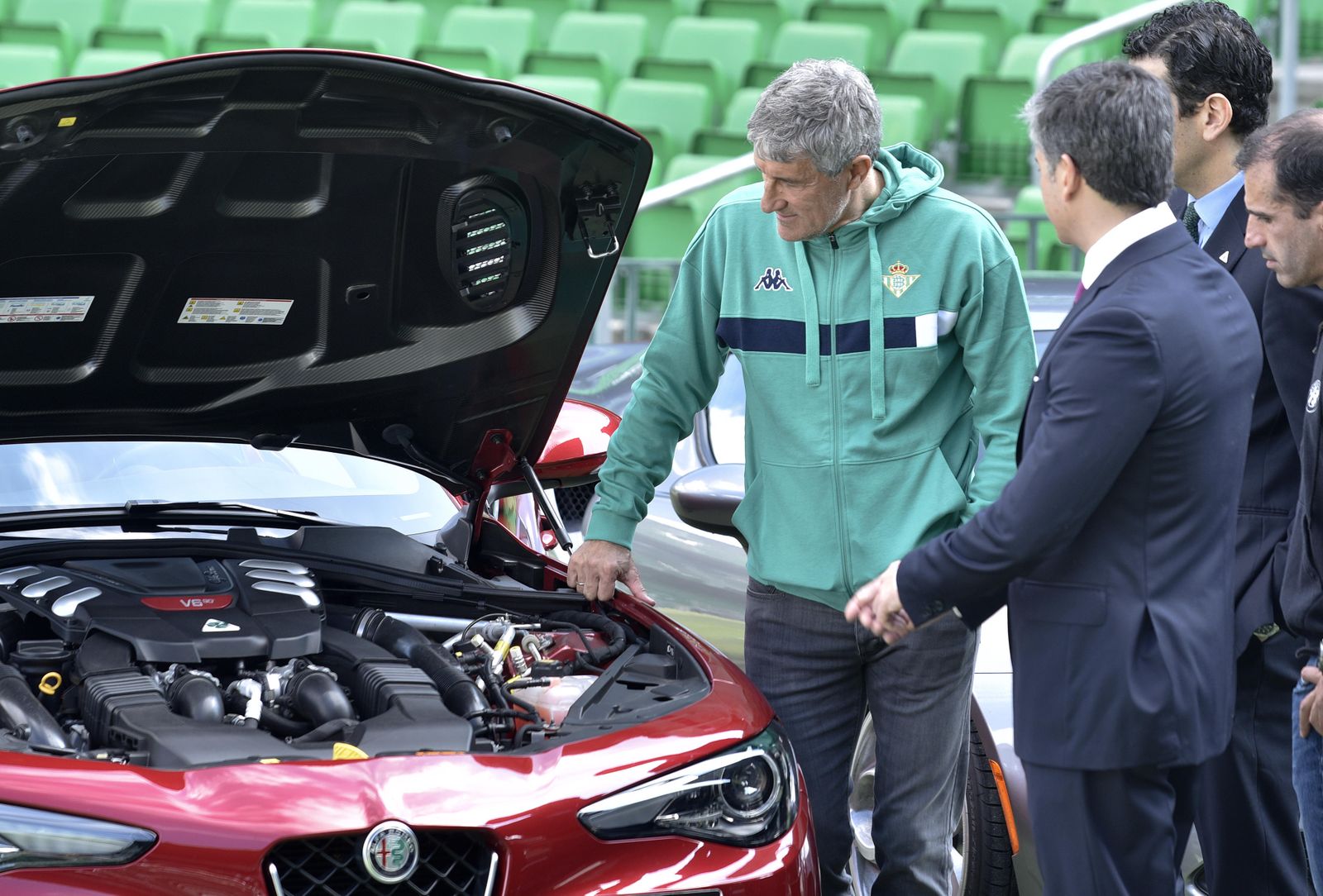 Las imágenes de la entrega de sus nuevos Alfa Romeo a la plantilla del Betis