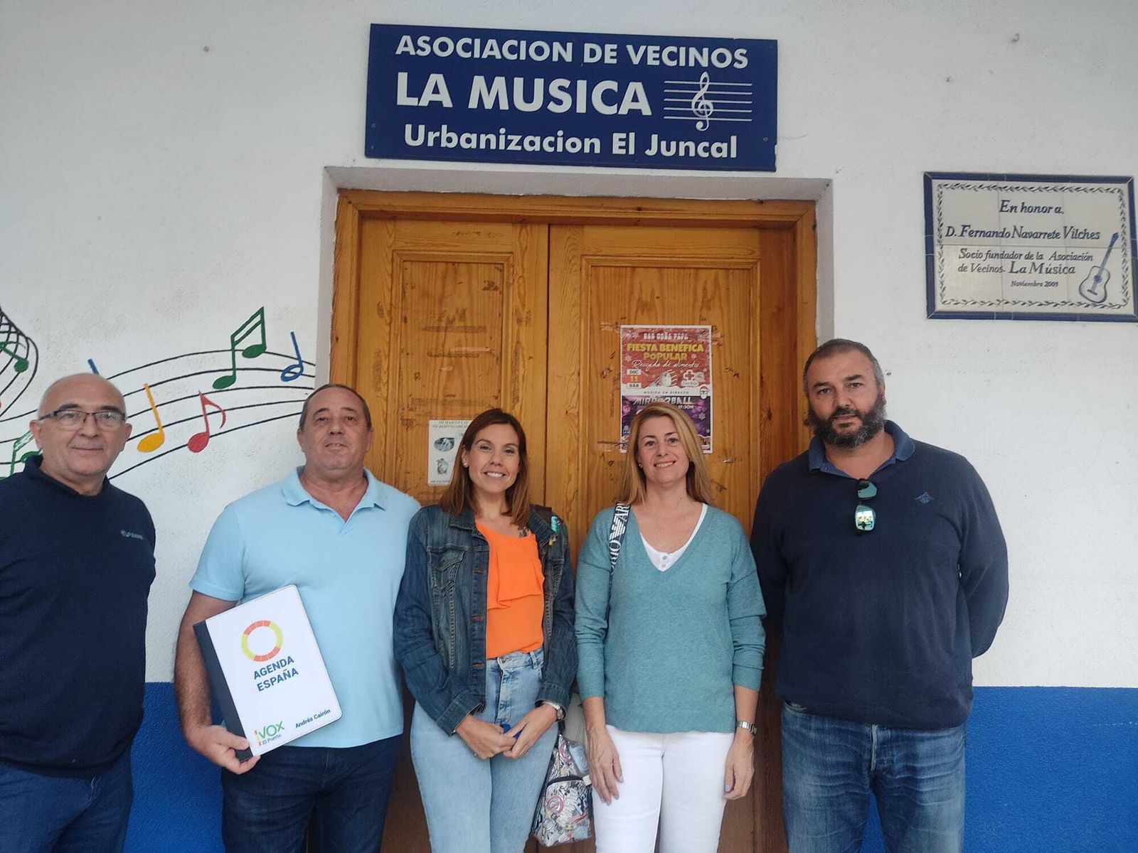 Representantes de Vox y de la asociación vecinal.