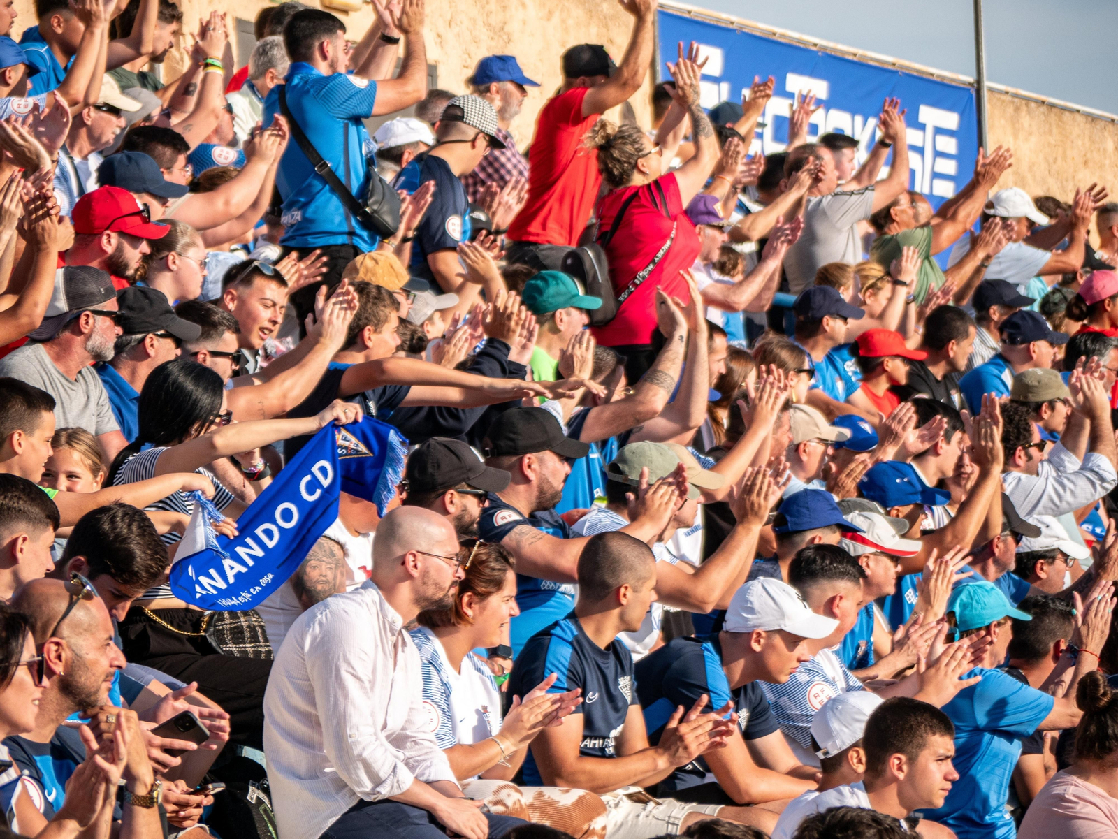 Aficionados del San Fernando en el estadio Iberoamericano