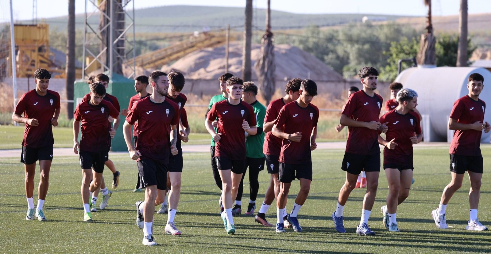 Los jugadores del filial del Córdoba CF, en su primer entrenamiento de pretemporada.