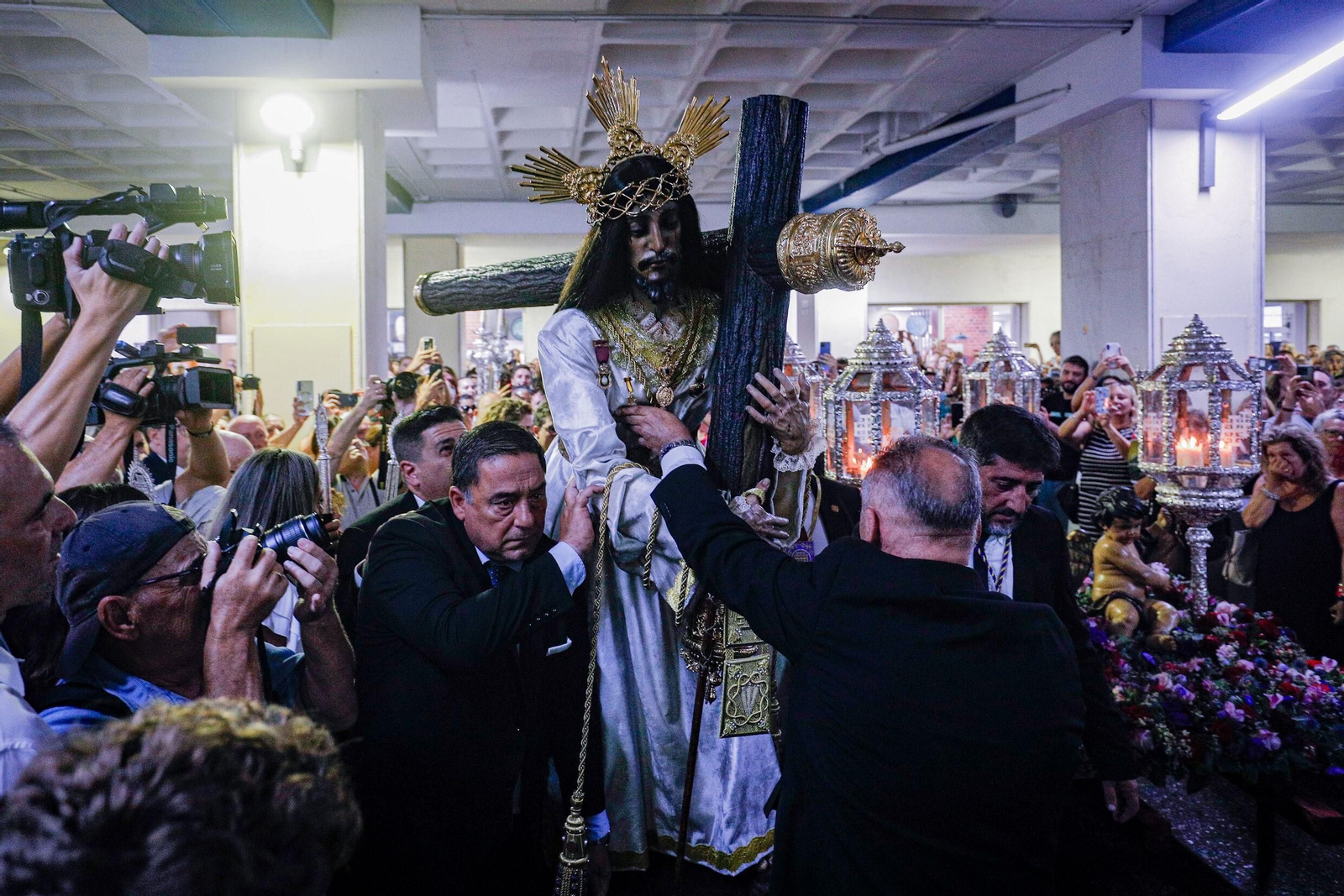 La imagen del Nazareno ante la puerta del Hospital Puerta del Mar.