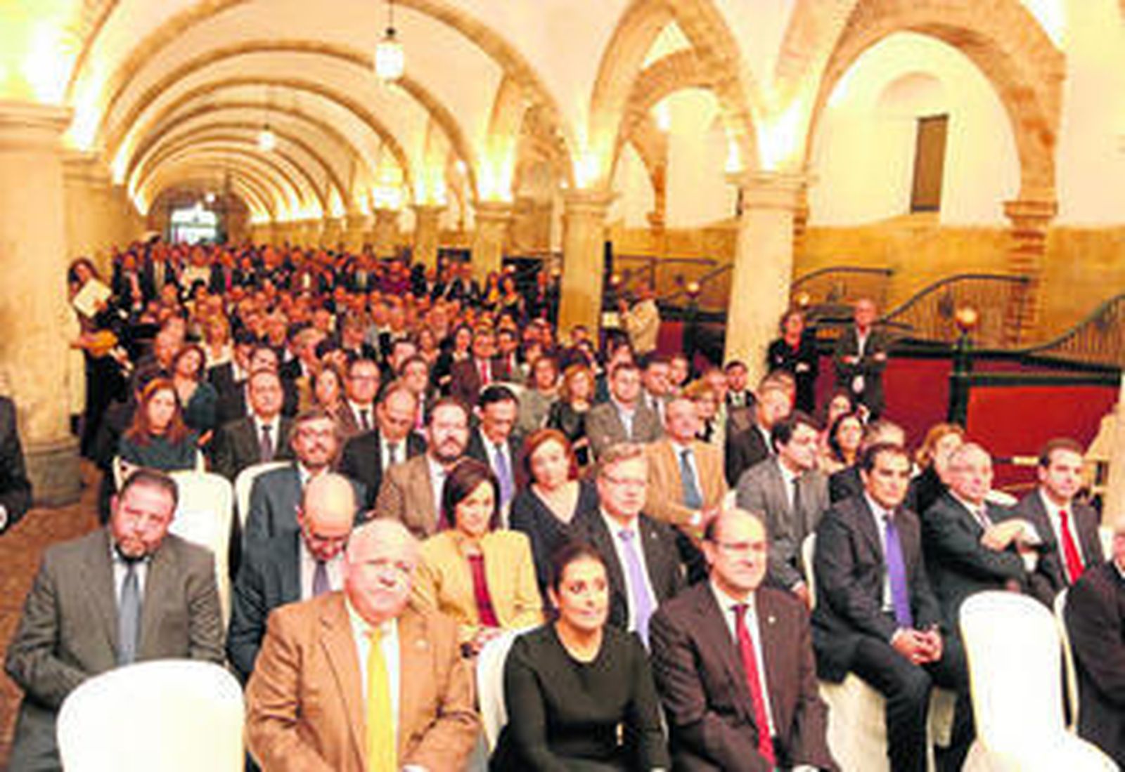 Centenares de personas se congregaron anoche en Caballerizas Reales para celebrar el aniversario de 'el Día de Córdoba'.