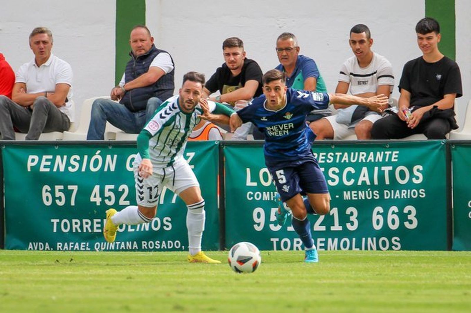 El bético Pleguezuelo pugna el balón con un rival.